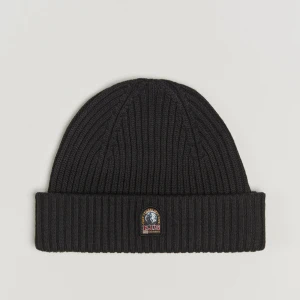 Svart ribbad mössa från Parajumpers - Svart ribbstickad mössa från Parajumpers med uppvikt kant och snyggt broderat märke framtill. Klassisk form som sitter skönt på huvudet och passar perfekt när det är kallt ute. Materialet är mjukt och värmande ull.