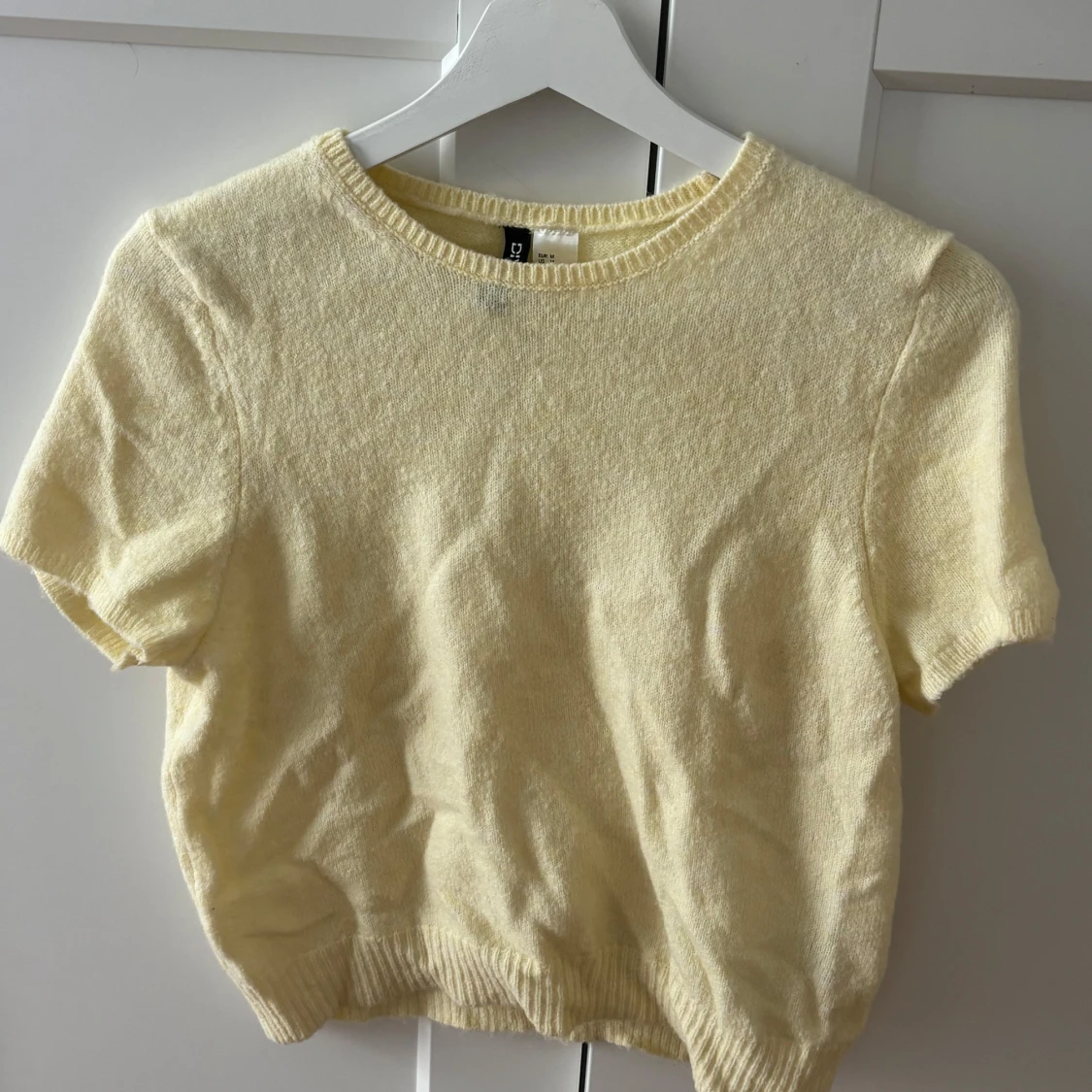 Gul stickad topp från H&M Divided