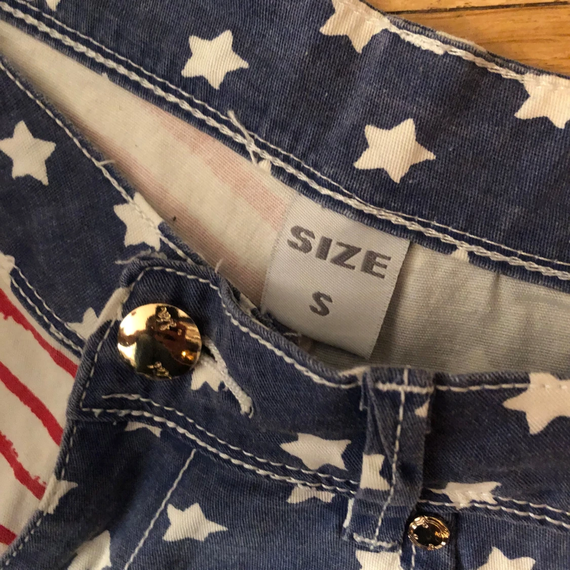 Stjärn- och randmönstrade mini lågmidjade shorts  - 2