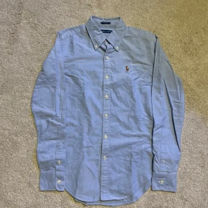 Ralph Lauren skjorta - Säljer just nu en fet ralph lauren skjorta i storlek 2, som motsvarar storlek S. Den är i fint skick (en liten defekt som syns i bilderna men inget som märks). Den säljs för väldigt billigt och fraktas väldigt snart!  Kontakta vid intresse!