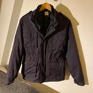 Aspesi Field jacka - Svart field jacka från Aspesi| storlek 14y men är stor i storleken och passar runt 165-175| 2/1 jacka ( se bild 1,2,3!) | nyrpris är runt 6000kr men mitt pris är 1799!| skriv vid minsta fråga eller fundering!