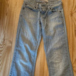 Low waist jeans - Raka Levis jeans men ”baggy ” raka Passar någon kring 155-160  Har slitningar längst ner  