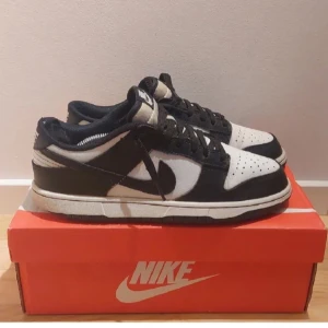 Nike Panda Dunk Low - Ett par Nile panda dunk low || Storlek 41 || Slitna på undersulan och i högra skon