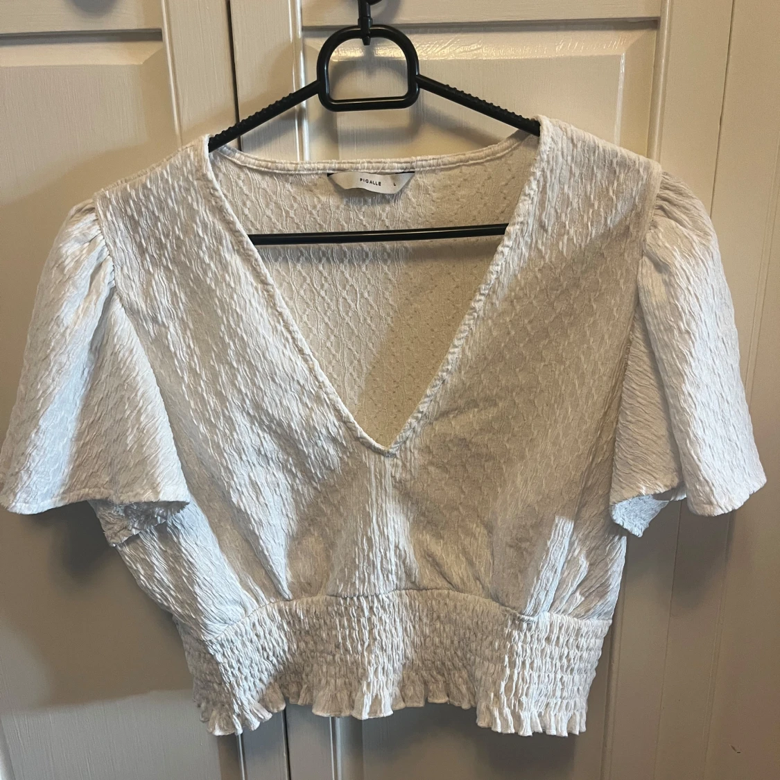 Vit blus med v-ringning från Only