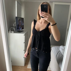 Svart volangtopp - Säljer min svarta topp från Nelly eftersom jag inte använt den så mycket. Den är i storlek S.