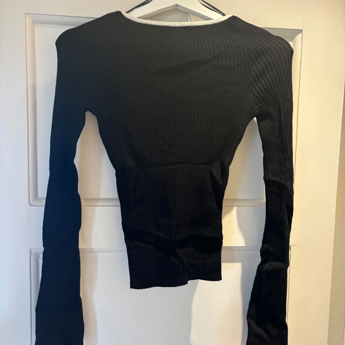 Svart ribbad topp med vit kant H&M - 3