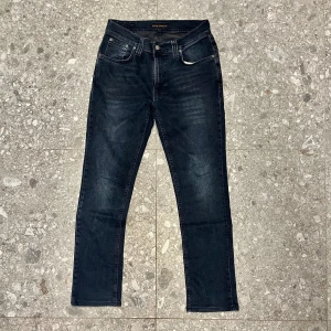 Nudie Jeans !Storlek i beskrivningen! - Tjena säljer ett par riktigt snygga nudie jeans i mycket bra skick || modellen är ”Thin Finn”|| storleken är W31 L34 men jag upplever de mindre än så, därmed finns mått på bild 2&4|| hör av dig vid frågor 🔥 