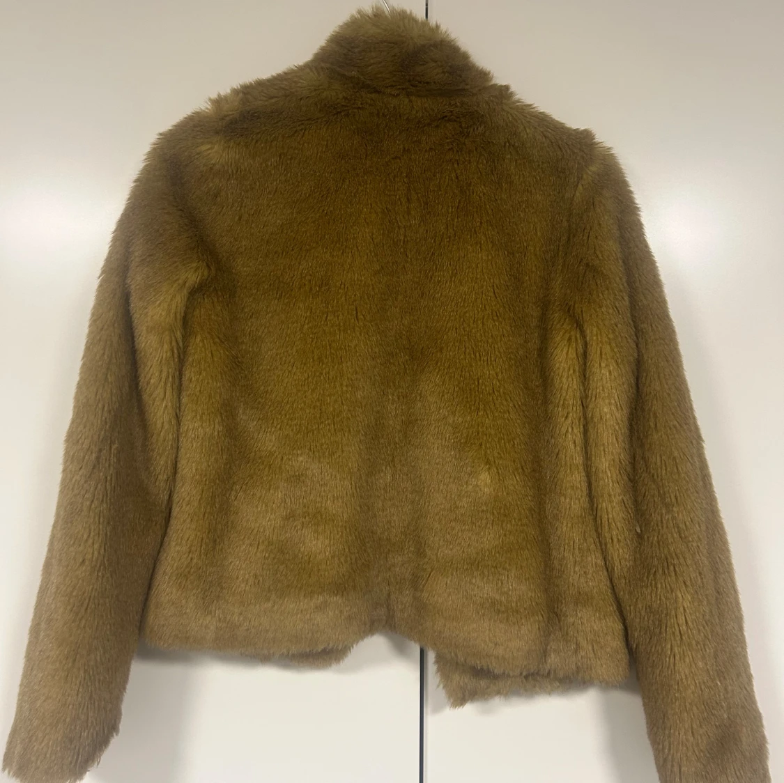 Beige pälsjacka från H&M - 1