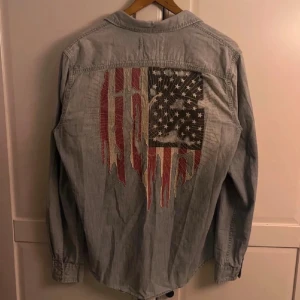 RalphLauren Jeansskjorta - Tjena! Säljer denna riktigt snygga och unika RalphLauren Denim&Supply jeansskjortan, skjortan är i fint skick och i storlek Medium, hör av dig vid funderingar!🙌