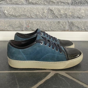 Blåa Lanvins - Skorna är i ett väldigt bra skick utan några större defekter. Skriv till mig om du vill ha fler bilder eller eventuella frågor 😊