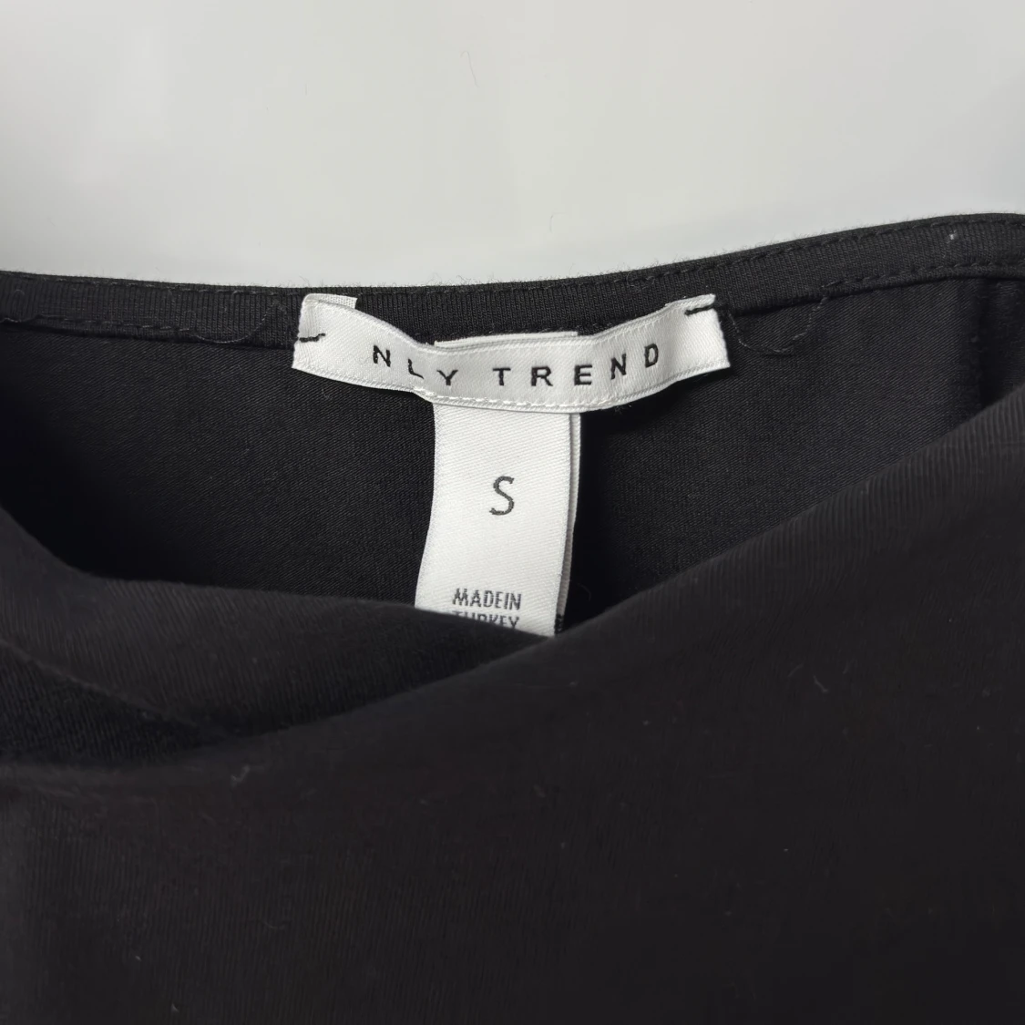 Svart omlott croppad topp NLY Trend - 2