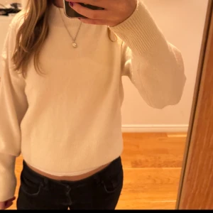 Vit stickad tröja med lång ärm - Superfin stickad tröja från other stories i storlek S😍