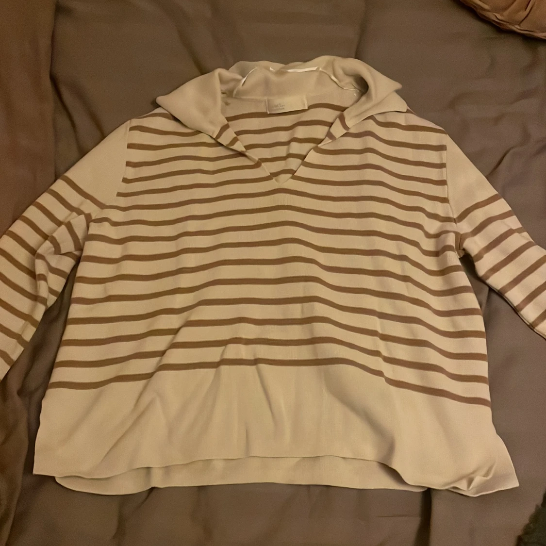 Beige och vit randig hoodie