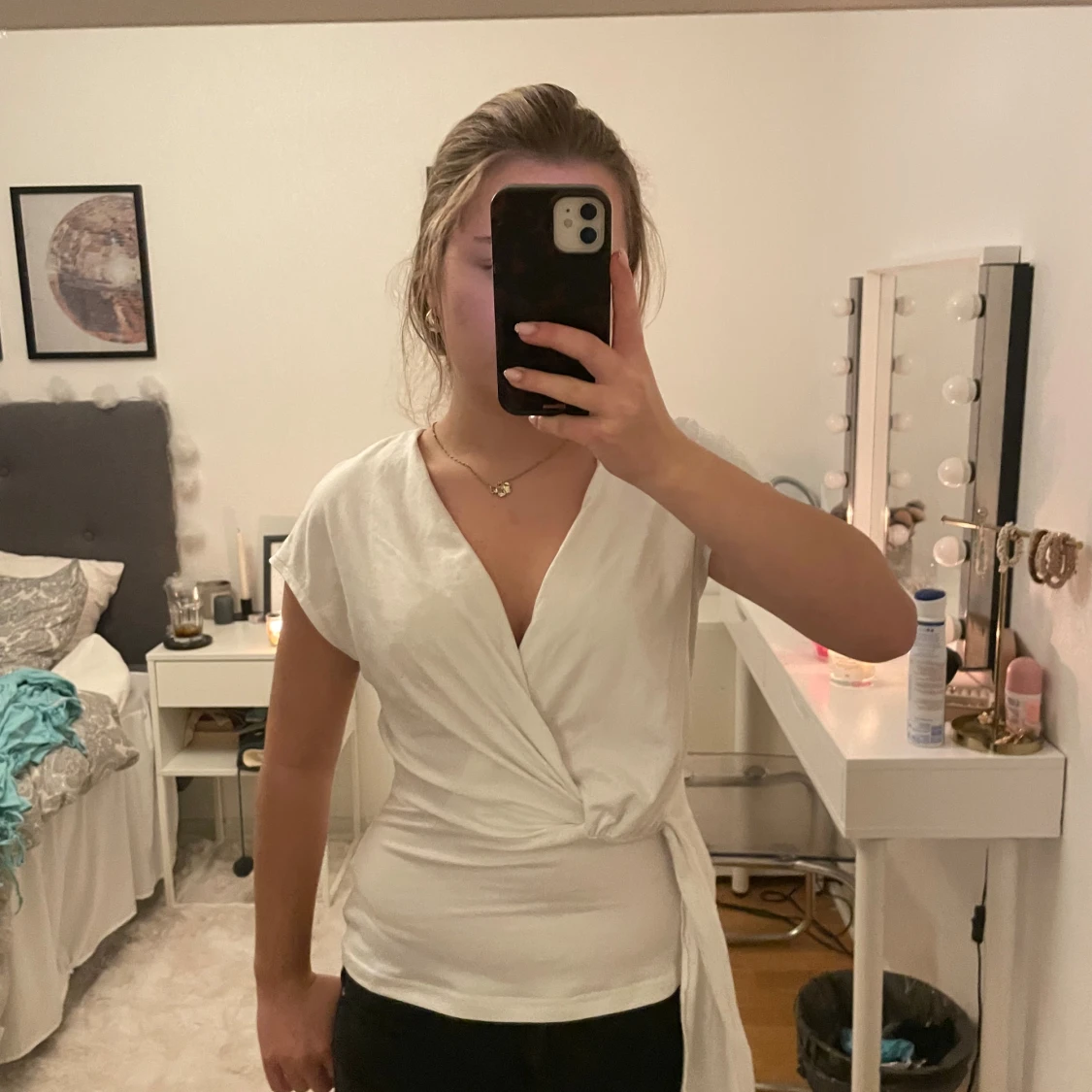 Vit omlottopp med knyt i midjan