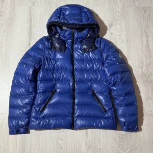 Moncler Bady  - Moncler bady i size 3/m, skick 9/10, carton har lostnat helt, mycket svår färg att få tag på, nypris 17600kr, vid funderingar hör av er.