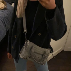 Mörkblå kappa från Mango  - Snygg kappa från Mango. Mörk mörk blå. Från deras barn avdelning men passar en xxs / xs då det är störta storleken! Storlek 11/12 152cm