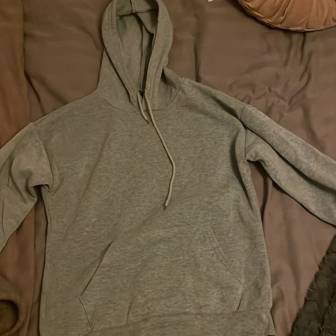 Grå hoodie med huva och snörning