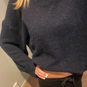 Jättefin stickad marinblå tröja  - Stickad tröja från Gina Tricot, jättefint skick och kommer ta bort de noppriga innan de postas. Pris kan diskuteras, postar inom 1-2 dagar 🤎