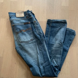 Nudie Jeans - Ett par riktigt feta nudie jeans med snygga slitningar som nu säljs! Skick:9/10 inga defekter, knappt använda. Ny pris:1600kr Stl: 29W,32L