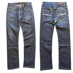 Nudie Jeans - Säljer nu dessa snygga Nudie Jeans. Modellen heter Thin Finn och är tillverkad i 98% Bomull och 2% EA. OBS står att storleken är 32/30 men de sitter mycket mindre så se måtten! Övrigt gott skick med en förstärkning i skrevet. Midja: 36cm, Ytterben: 95cm och Benöppning: 16cm. Hör av dig ifall du undrar något👌