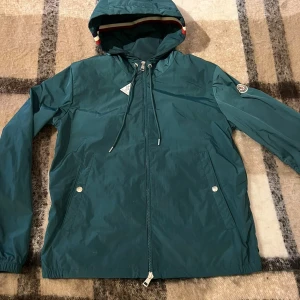 Moncler Grimpeurs - Moncler Grimpeurs Giubbotto i sällsynt emeraldgrön färg😍. Kvitto 🧾❗️vattenavvisande vindjacka med justerbar huva och tvåvägsdragkedja. Färgen är väldigt fin Och ovanlig också. Storleken är S/1 i Moncler och passar Män S storlek! Skicket är gott som ny 🆕. Ingen tecken på användning eller defekter. Man får med Authentic triangel, Moncler tags 🏷️, Samt lite extra saker. Nfc Scan✅ QR Scan✅ industri tag✅ ❗️Pris kan diskuteras ❗️obs!! Inom snabbaffär och bundle köp, men tveka inte och kontakta🙌 Kontakta👇