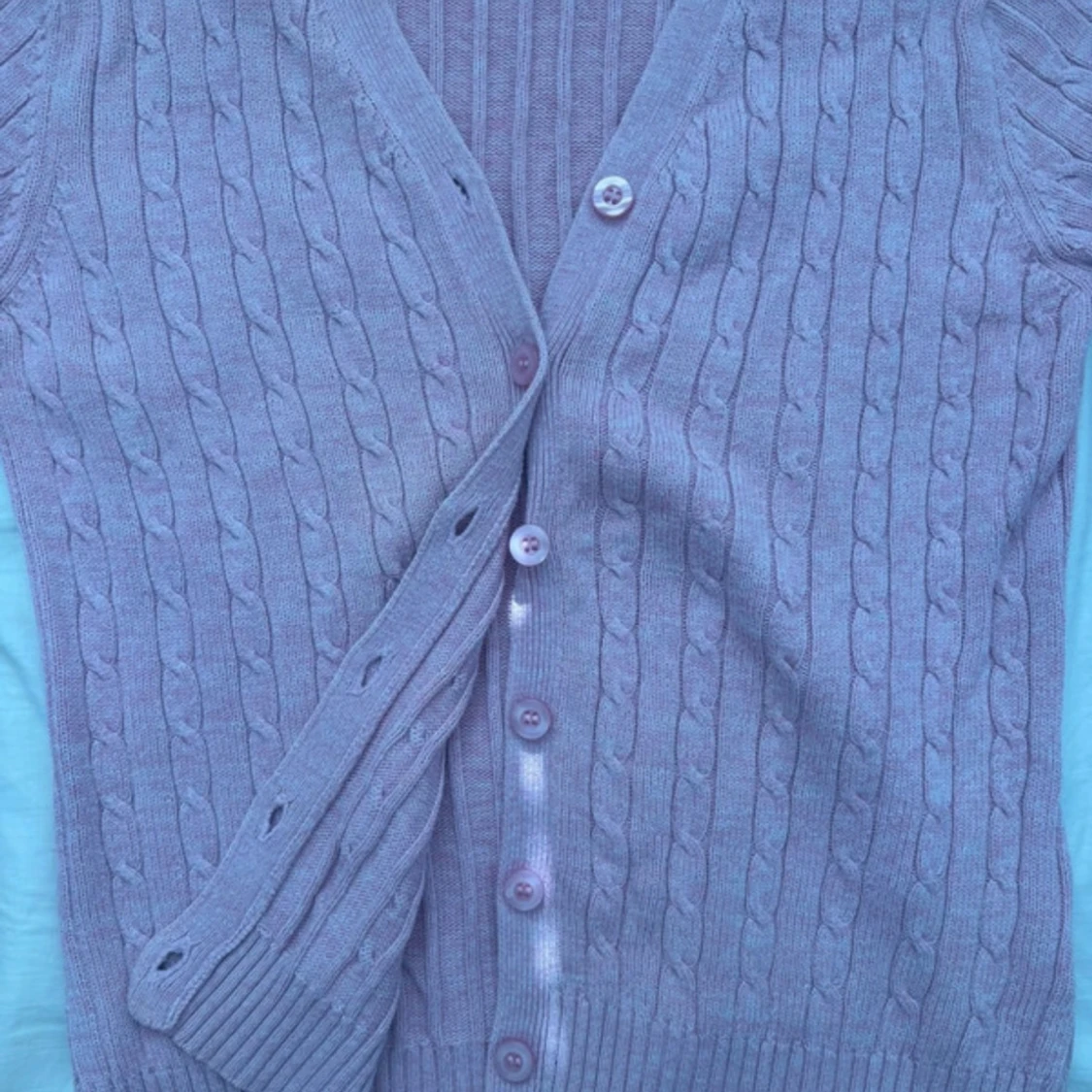 Ljusrosa kabelstickad kofta Isolde - 3