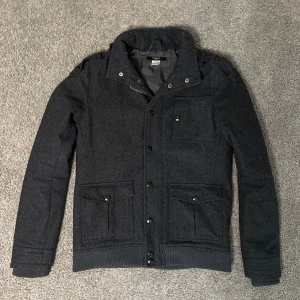 Mörkgrå fodrad ulljacka  - Tja säljer nu en mörkgrå fodrad jacka i storlek M men som även passar S för endast 899kr! Pris är ej hugget i sten, hör av er i dm vid funderingar 🙌