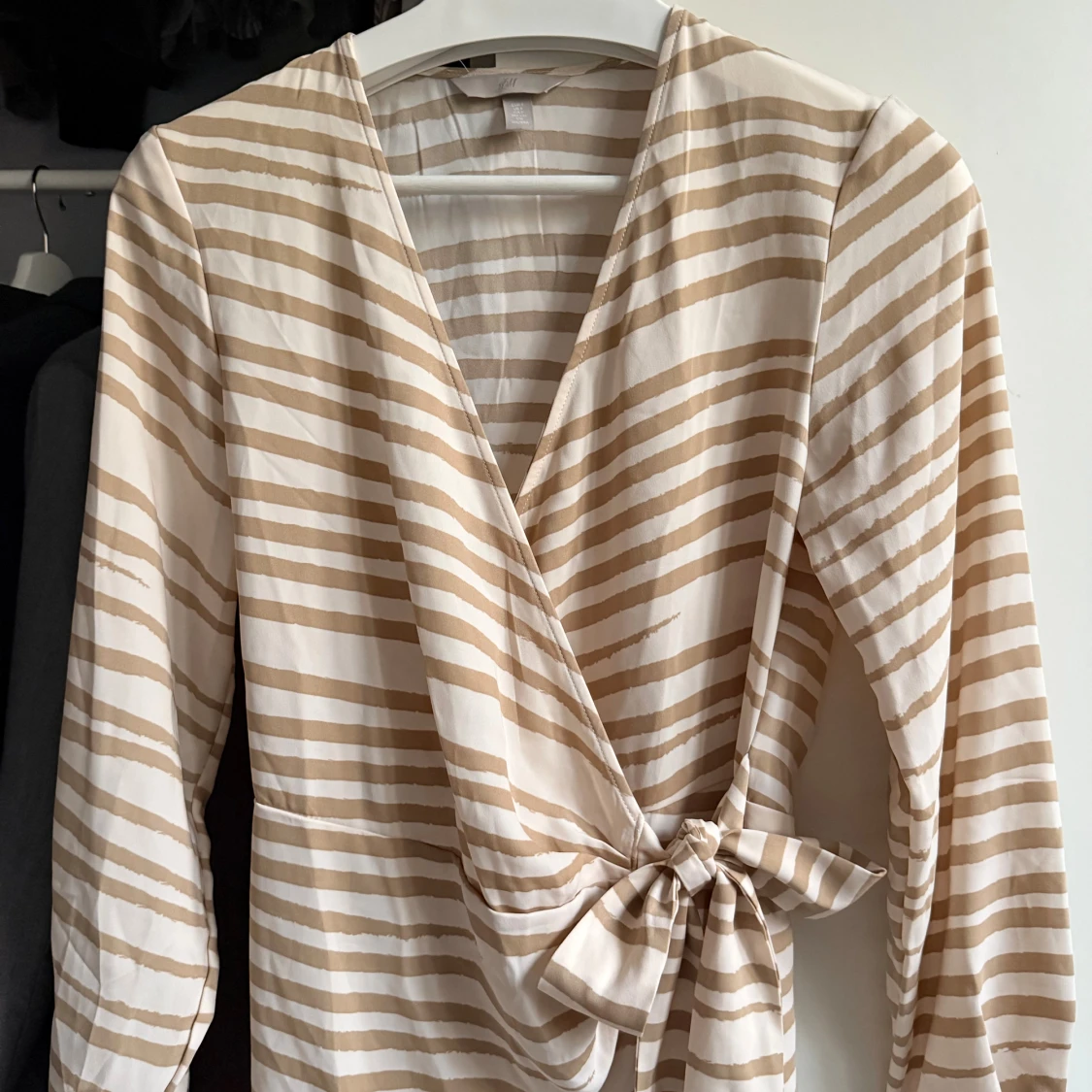 Randig omlottklänning med knyt - 1