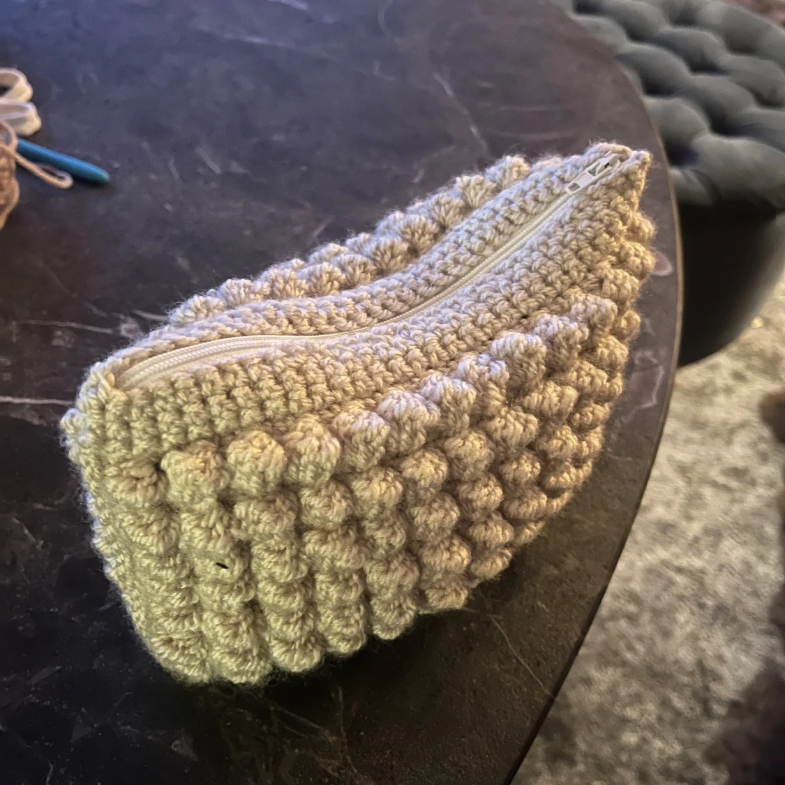 Beige virkad necessär med dragkedja - 1