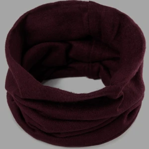 Mörkröd halsduk buff - En enkel och stilren mörkröd tubhalsduk i mjuk stickad ull. Perfekt att dra över huvudet för att hålla värmen under kyliga dagar. Färgen är djup vinröd och modellen är klassiskt rund utan mönster eller detaljer.