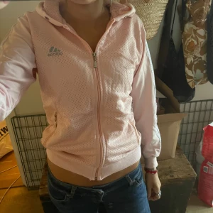 Adidas kofta - Rosa adidas kofta 💗L men sitter som s