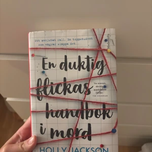 En duktig flickas handbok i mord - En spännande och intensiv thriller om en toppstudent som vägrar släppa ett avslutat fall. Perfekt för dig som gillar mysterier och vill ha en bok som håller dig på helspänn från första till sista sidan.