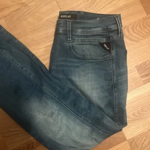 Replay blå jeansbyxor - Snygga blå jeansbyxor från Replay med klassisk femficksdesign och diskret Replay-logga vid fickan. Jeansen har en tvättad look och raka ben, perfekta för en chill och stilren outfit. Original pris 1100