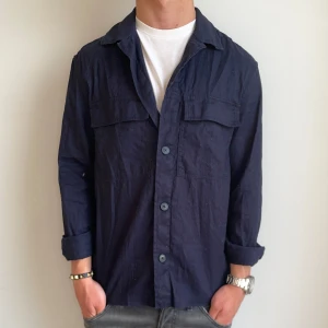 Marinblå overshirt  - Tja, säljer en snygg marinblå overshirt, storlek S och i toppen skick. Skriv till mig vid minsta fundering. Mvh Marius 