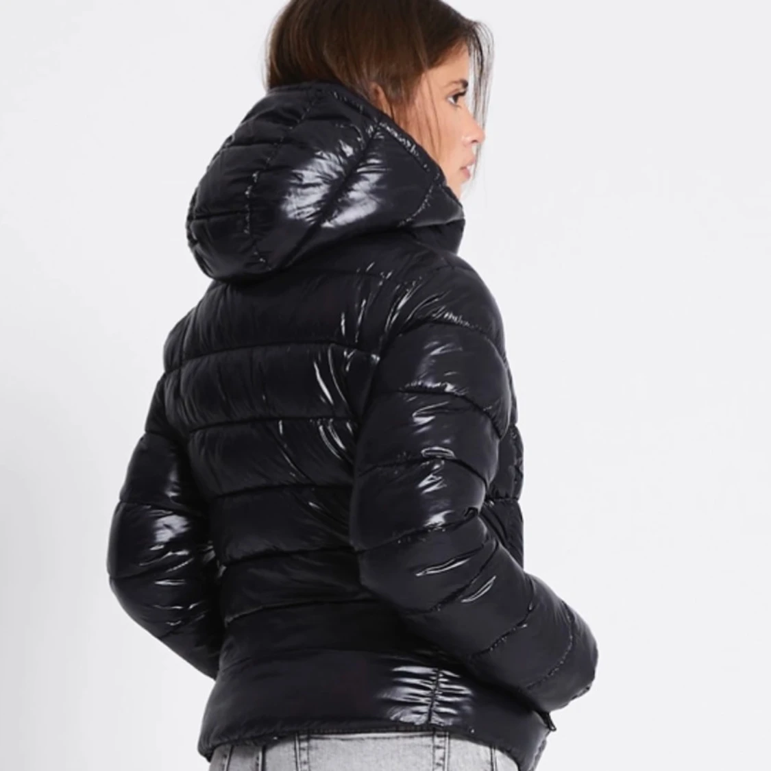 Svart glansig pufferjacka med luva - 1