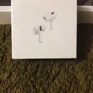AirPods Pro 2nd Generation - Helt nya Apple AirPods Pro (2nd Generation) med MagSafe-laddningsetui. Oöppnad förpackning, kompatibel med iOS, iPadOS, Apple Watch och Mac. Aktiv brusreducering och trådlös laddning. Perfekt skick, ingen synlig skada eller slitage.