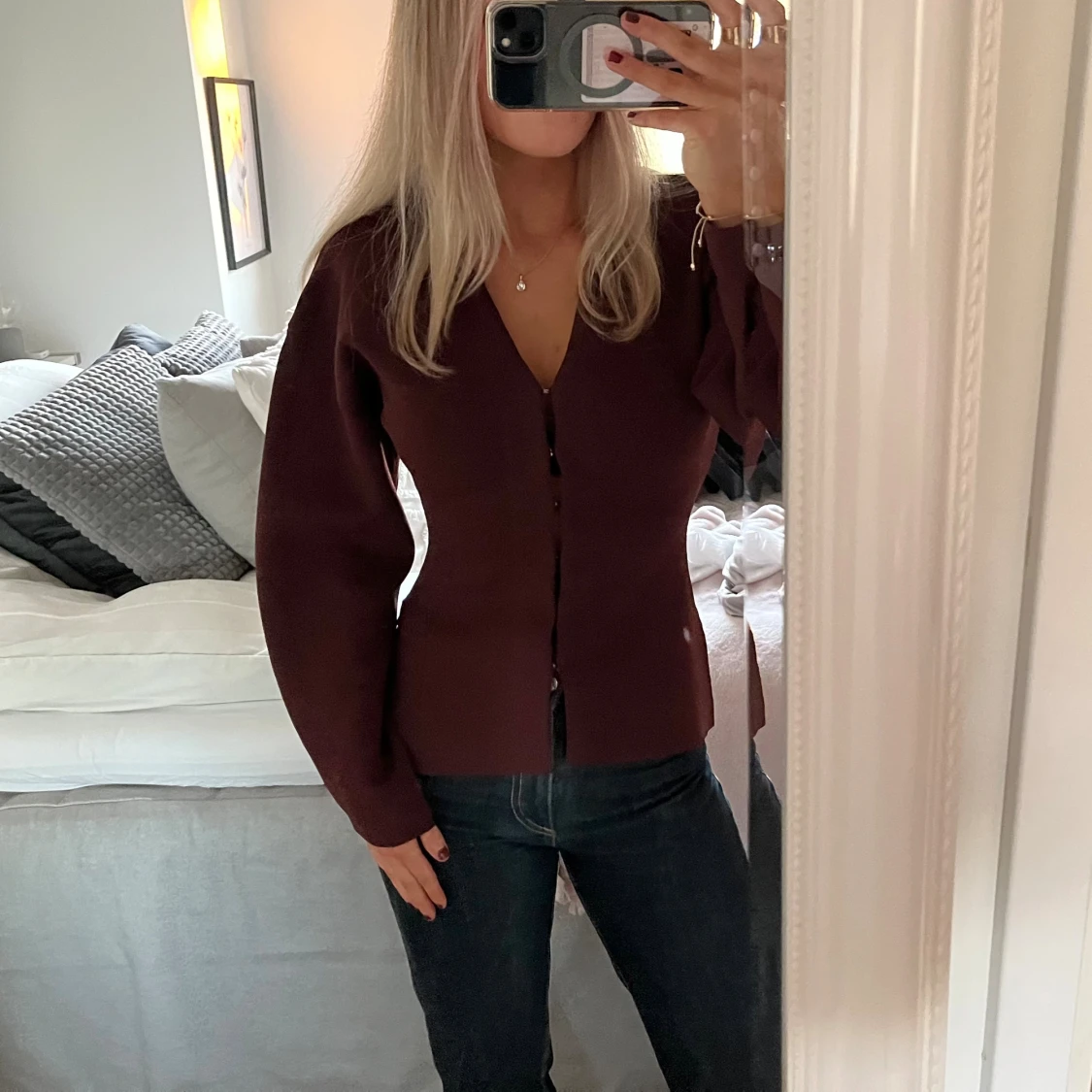 Mörkbrun kofta med v-ringning