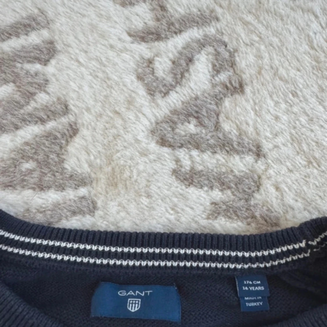 Mörkblå GANT tröja med vit panel - 1