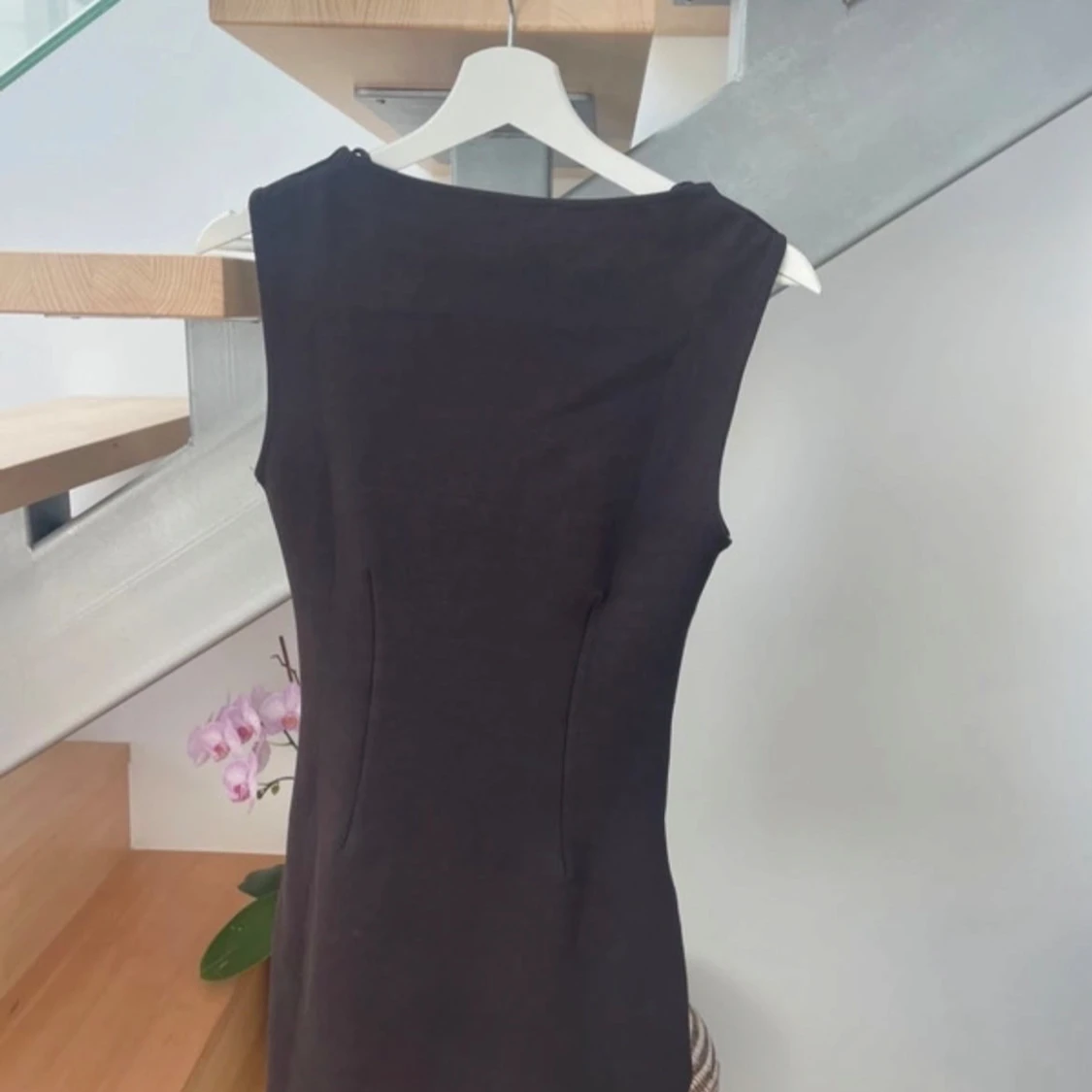 Svart ärmlös klänning med bälte - 1