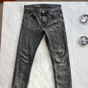 Nudie jeans lean dean  - Snygga nudie jeans i storlek W30 L32. Go passform och i mycket bra skick. Modellen är lean dean och färgen black eyes.