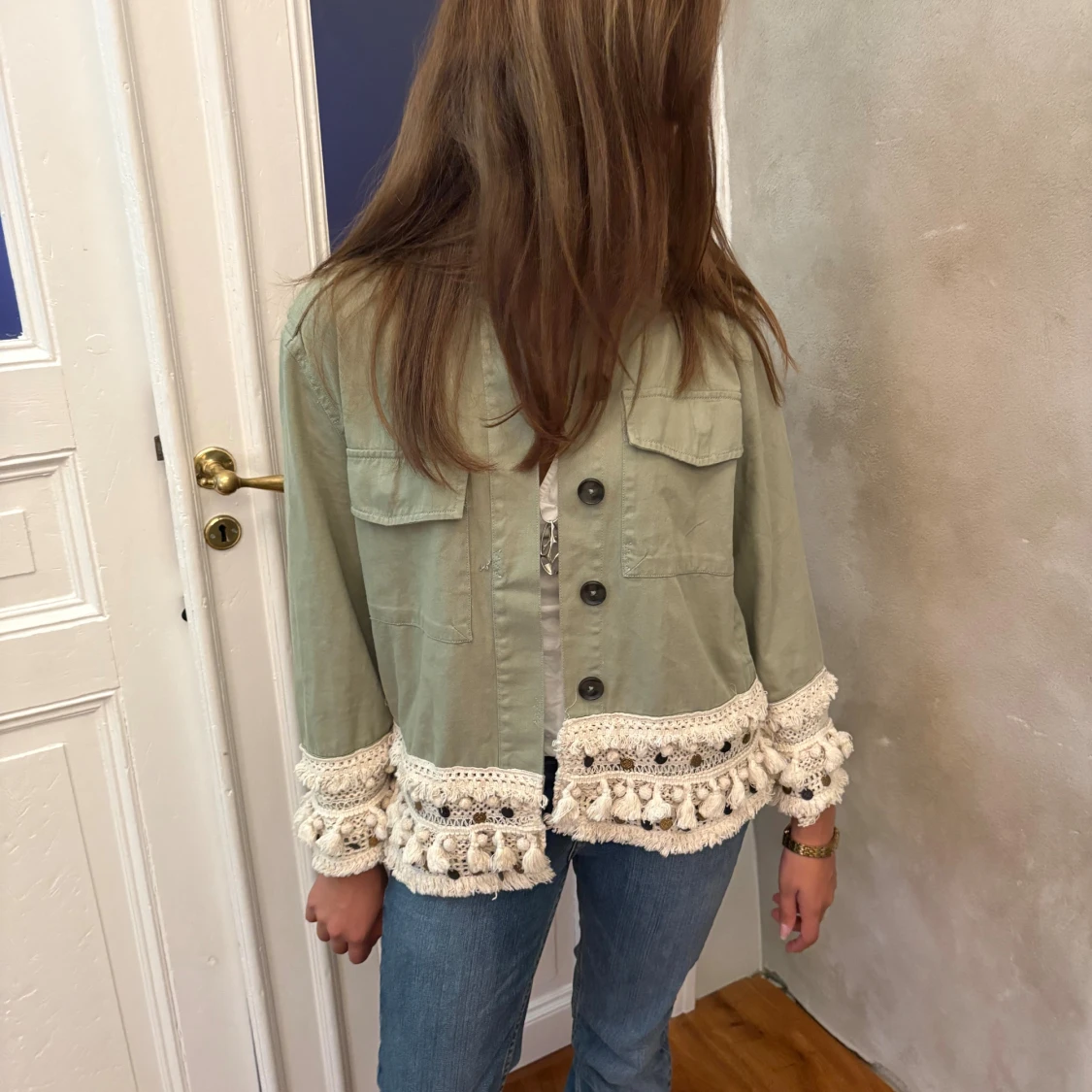 Grön jeansjacka med virkade detaljer - 2