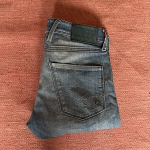 Replay Anbass blå slitna jeans 28/30 - Säljer ett par Replay Anbass jeans i storlek 28/30