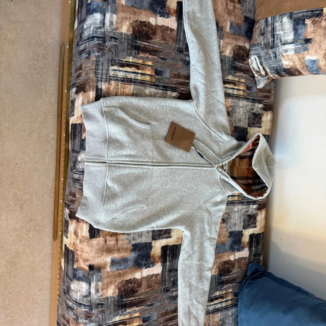 Grå Burberry hoodie med rutigt foder