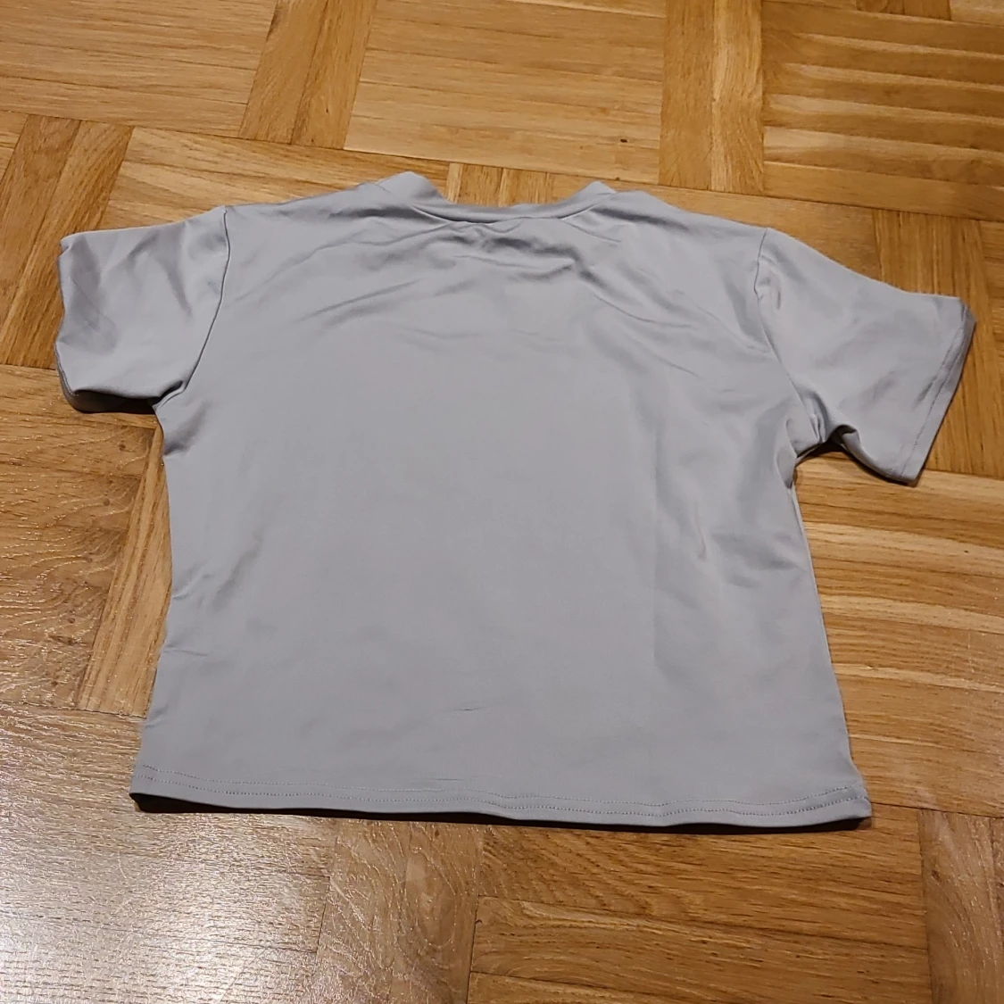 Grå croppad topp med AO-tryck - 1