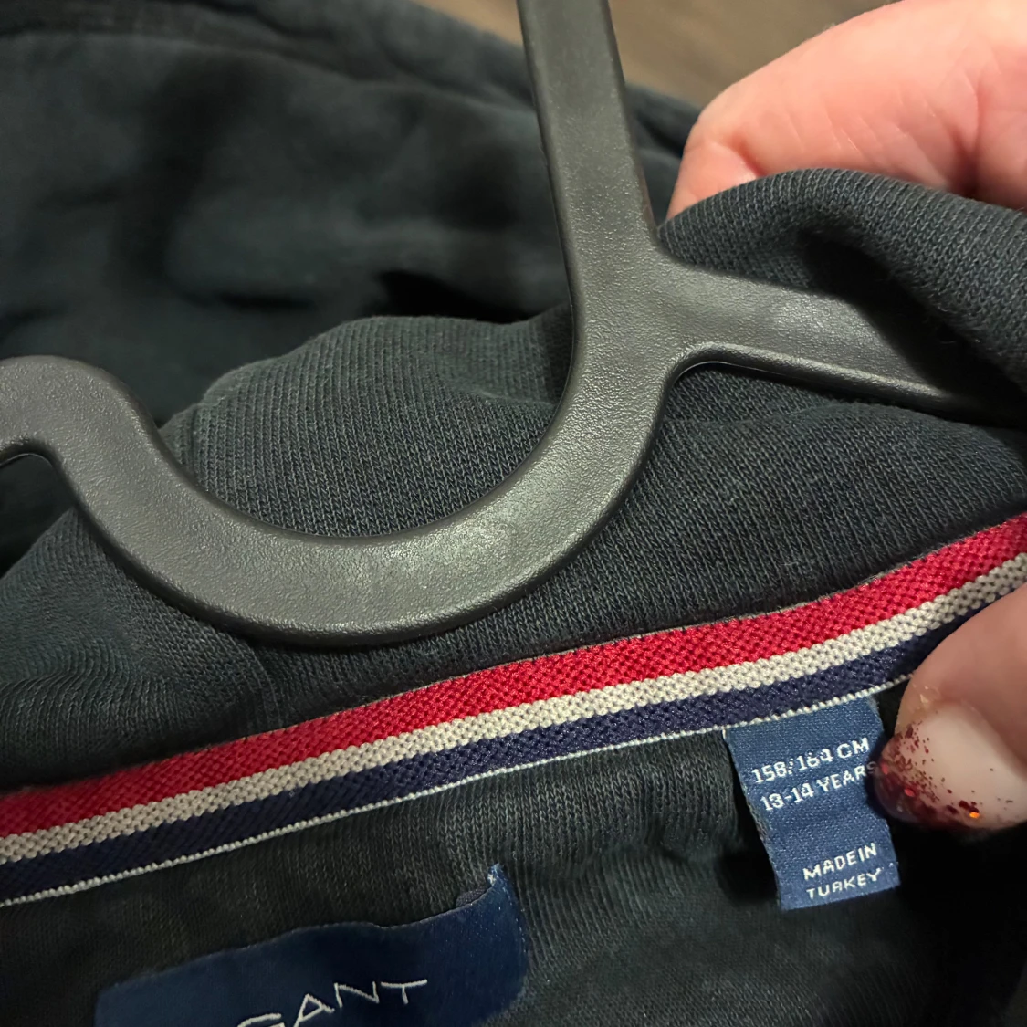 Mörkblå hoodie från GANT med emblem - 3