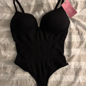 Svart eftertraktad body från H&M! - H&Ms eftertraktade body oanvänd med prislappen kvar. Storlek M, men skulle passa som S. Säljer då den inte passade mig. 