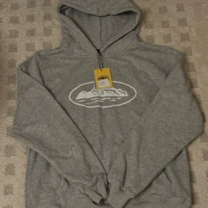 Grå hoodie från Corteiz  - Grå hoodie från Corteiz. Helt ny med prislapp och helt oanvänd. Denna hoodie är för dig som klär sig unikt 