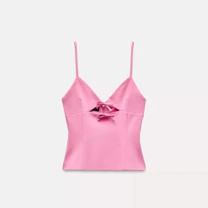 Zara topp  - Säljer denna söta Zara topp då jag inte tycker den passar mig, endast använd 1 gång🩷