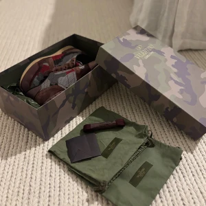 Valentino Rockrunners - Valentino Garavani Rockrunners i färgen Bordo | Storlek 41 | Skick 7/10 (bilder) | Allt fås med b.l.a snören, dustbags, kuverten | Nypris 490€ ≈5000kr Mitt pris 1699kr | Skriv för fler bilder & funderingar. 