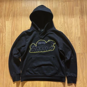 Svart hoodie Trapstar shooters S - Passar s/m, använd fåtal gånger, skriv för frågor/intesse 😋